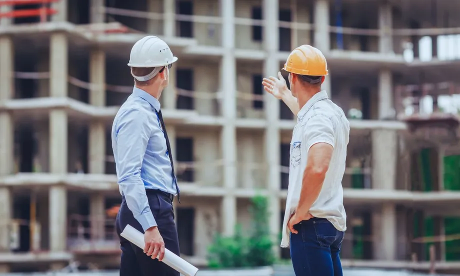 Arhitekts un nozares speciālists objektā izvērtējot projekta gaitu