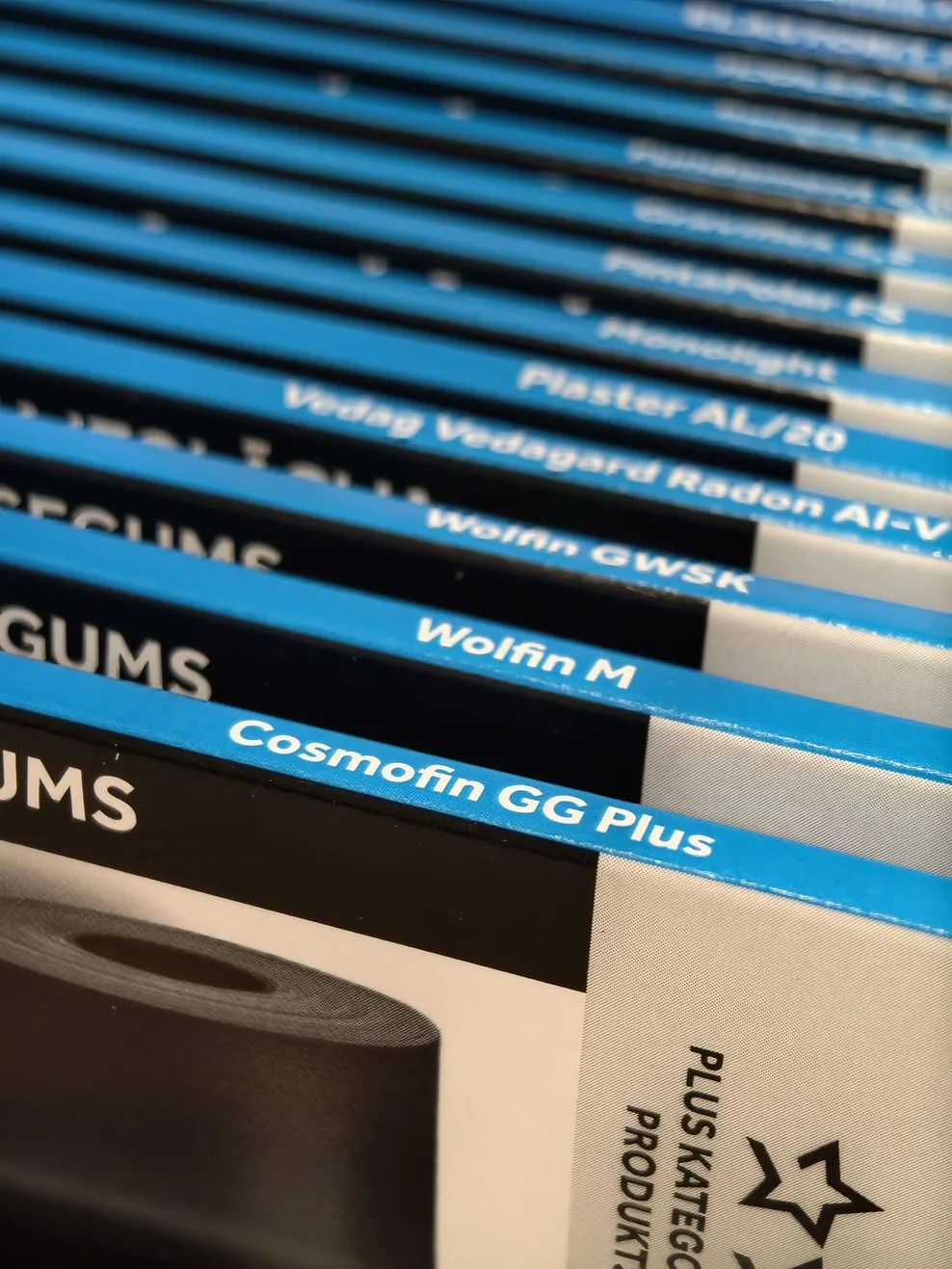 Icopal paraugu komplekta tuvplāns ar fokusu uz PVC membrānu paraugiem