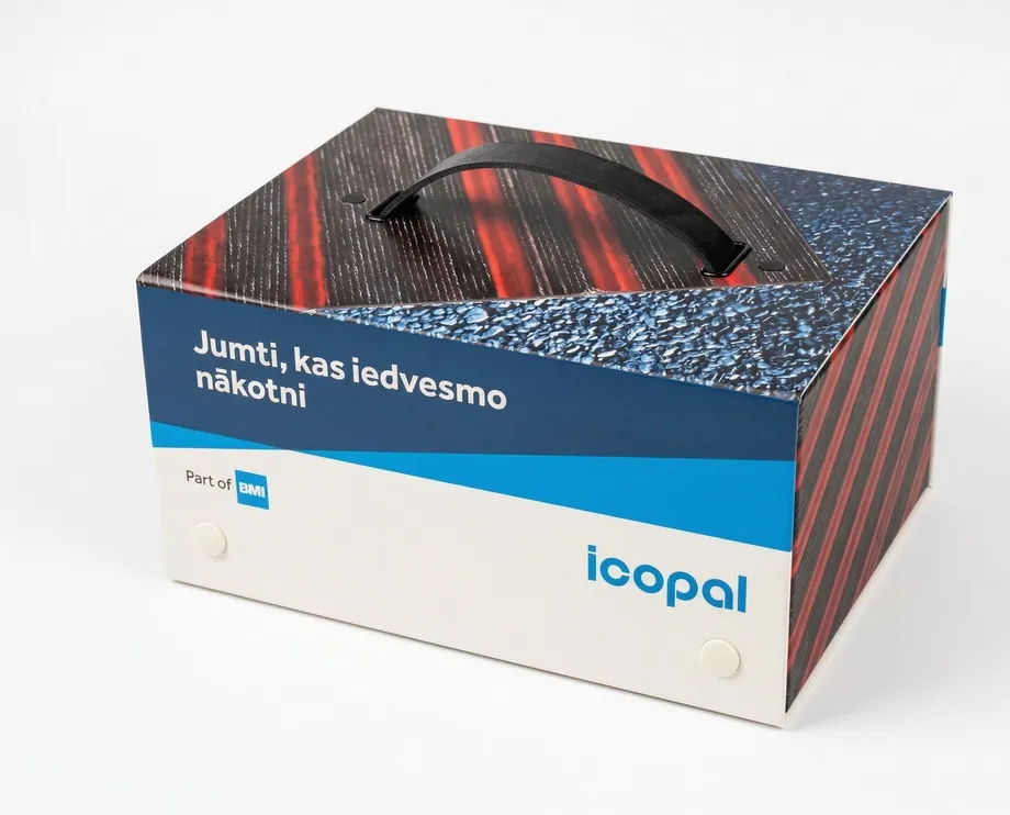 Icopal paraugu kaste tuvplānā, bez fona, fokusā kaste